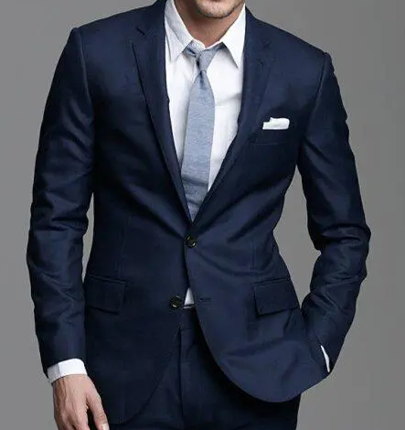 西裝只扣一?？圩?/></p><p>&nbsp; &nbsp; &nbsp; 單排一扣一，一般休閑西裝比較多，個(gè)別會(huì)用于禮服西裝，比較適合身材比較好的朋友，矮小體型的還可以拉長(zhǎng)身型。</p><p>&nbsp; &nbsp; &nbsp; 單排二扣一，相對(duì)適用的場(chǎng)合比較多，也是非常經(jīng)典的扣型，第一次定制西服的紅薯寶寶比較推薦。</p><p>&nbsp; &nbsp; &nbsp; 單排三扣一，最上方一例扣，一般為裝飾扣，意式西服采用較多。</p><p>&nbsp; &nbsp; &nbsp; 為什么西裝的最后一顆扣子為什么不要扣為什么西裝最后一顆扣子不扣，關(guān)于這個(gè)禮儀故事的傳說(shuō)有很多種，有人說(shuō)這起源于20世紀(jì)初的英國(guó)國(guó)王愛(ài)德華七世。他的體型偏胖，穿著正裝時(shí)最后的扣子實(shí)在系不上，尤其是盡情用餐后的開(kāi)懷大笑總會(huì)崩掉扣子，于是他決定不系，既舒服又美觀。當(dāng)時(shí)很多老百姓看到國(guó)王這樣很是與眾不同，也就學(xué)著那樣不系最后一顆扣子，這個(gè)禮儀習(xí)慣也延續(xù)至今。還有人說(shuō)是因?yàn)槲餮b禮儀成型于16世紀(jì)，那時(shí)的男人還是利用馬駒當(dāng)作交通工具。穿”下裝系上所有扣子會(huì)很拘謹(jǐn)，不方便起碼也容易將下擺崩開(kāi)，干脆就不系最下面那顆了。久而久之人們發(fā)現(xiàn)這樣也很美觀，于是將它作為習(xí)慣與傳統(tǒng)延續(xù)至今。</p><p><br/></p></div>

<!--點(diǎn)贊開(kāi)始-->
<div   class=