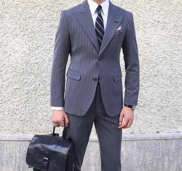 西服定做的過程涉及到多個重要的環(huán)節(jié)和步驟，